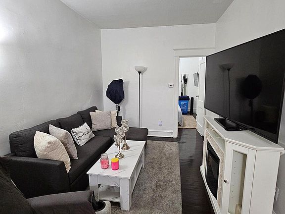 3rd image of 521 W Roosevelt Blvd