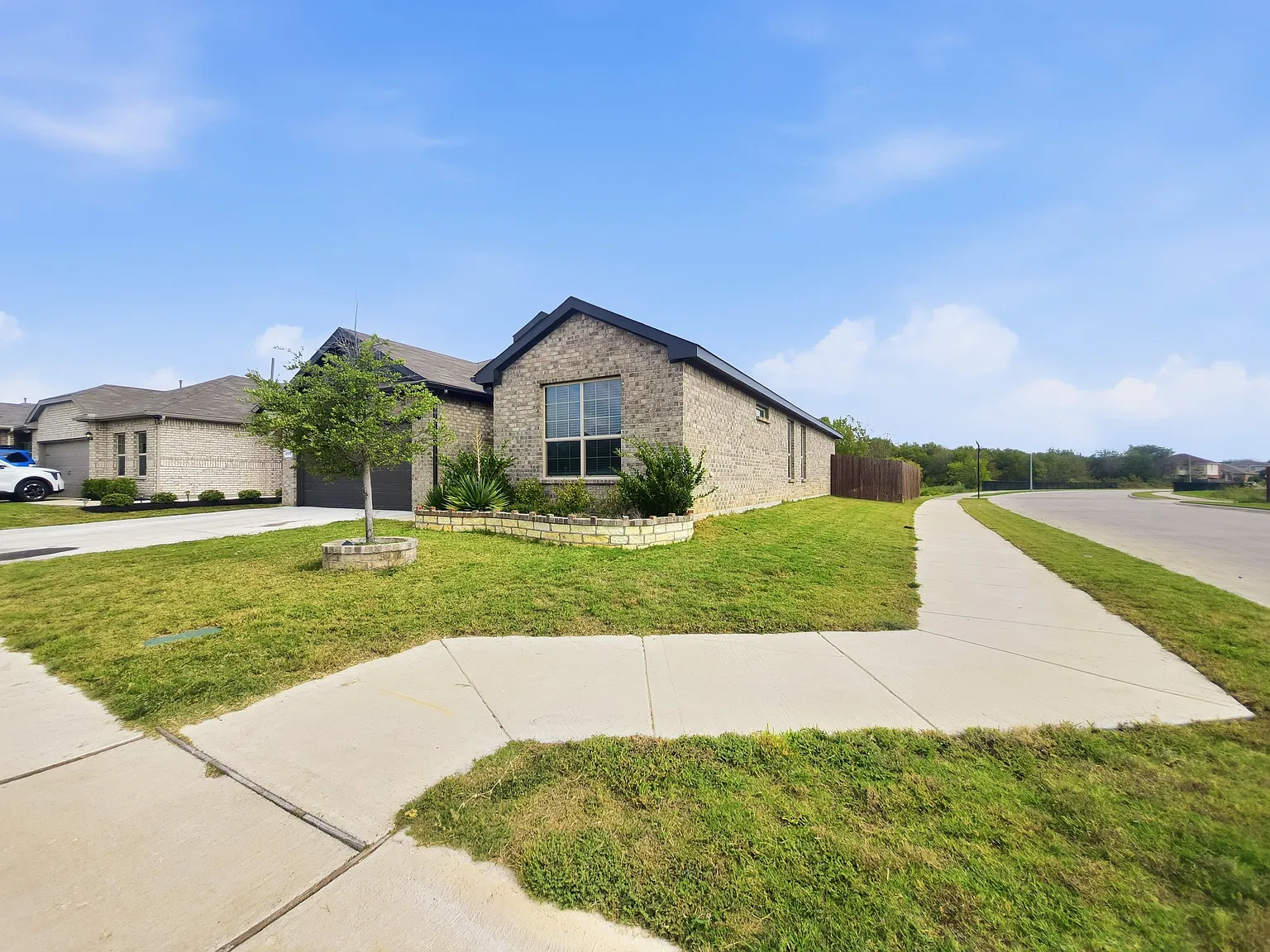 4 bed, 1873 sqft, $2,400 — Photo 2