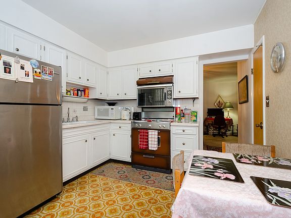 5th image of 810 Dobson St APT 3A