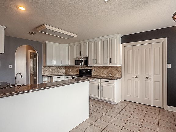 5th image of 685 Winchester Dr