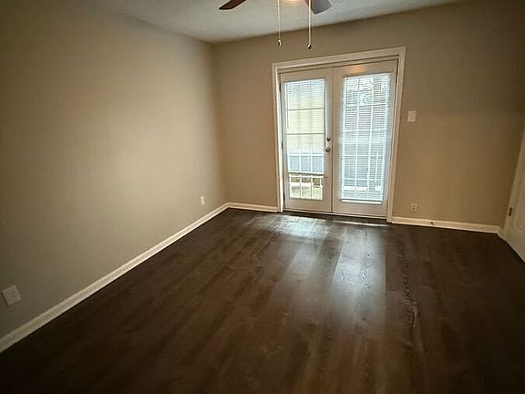 3rd image of 2021 Cambridge Dr #4