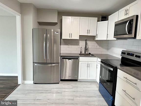 2nd image of 203 Yoakum Pkwy APT 1002
