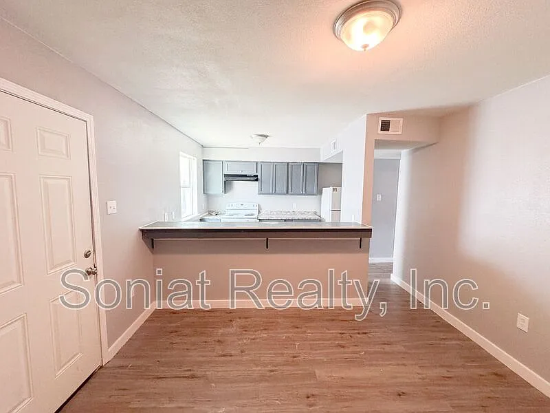 3 bed, 2.0 bath, 1100 sqft, $1,300 — Photo 2
