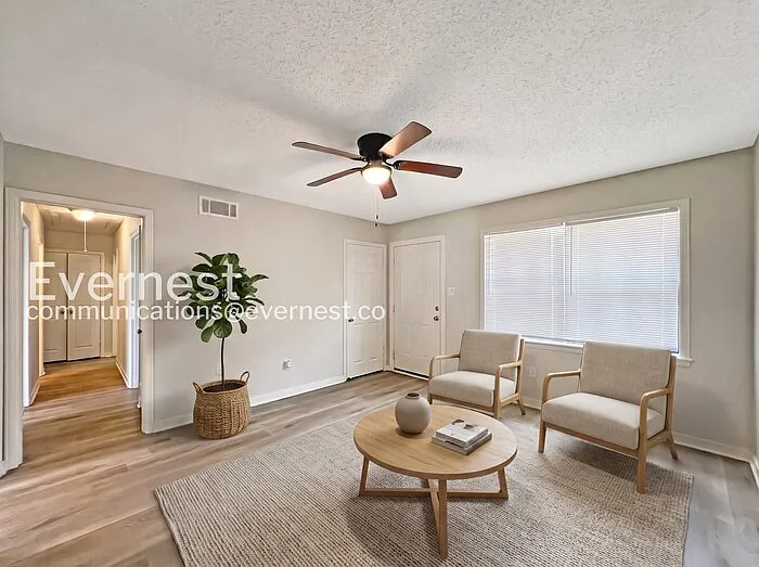 2372 Ashland Dr — Photo 2