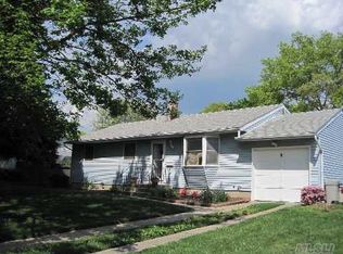 31 Winnie Ln, Brentwood, NY 11717