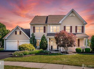 8 Tufts Ct, Kendall Park, NJ 08824