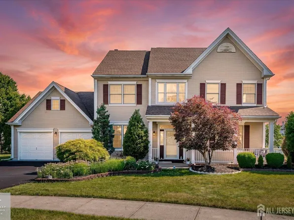 8 Tufts Ct, Kendall Park, NJ 08824