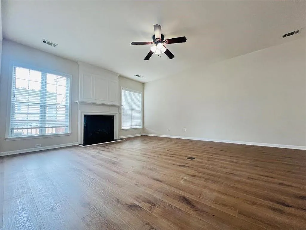 3 bed, 2.5 bath, 1836 sqft, $2,200 — Photo 3