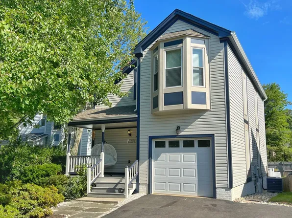 8423 Hollis Ln, Vienna, VA 22182