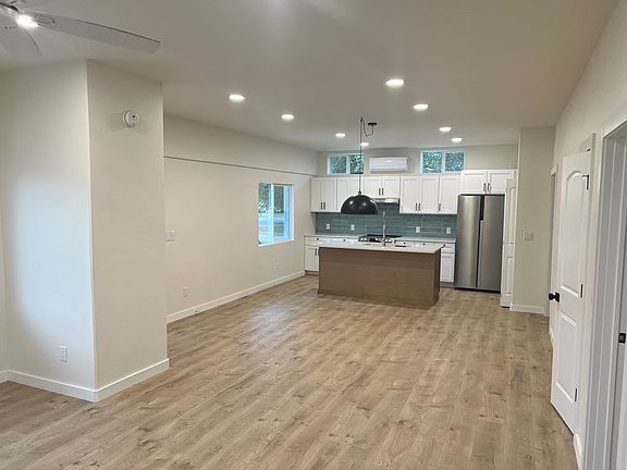 3rd image of 18 Poolside Loop