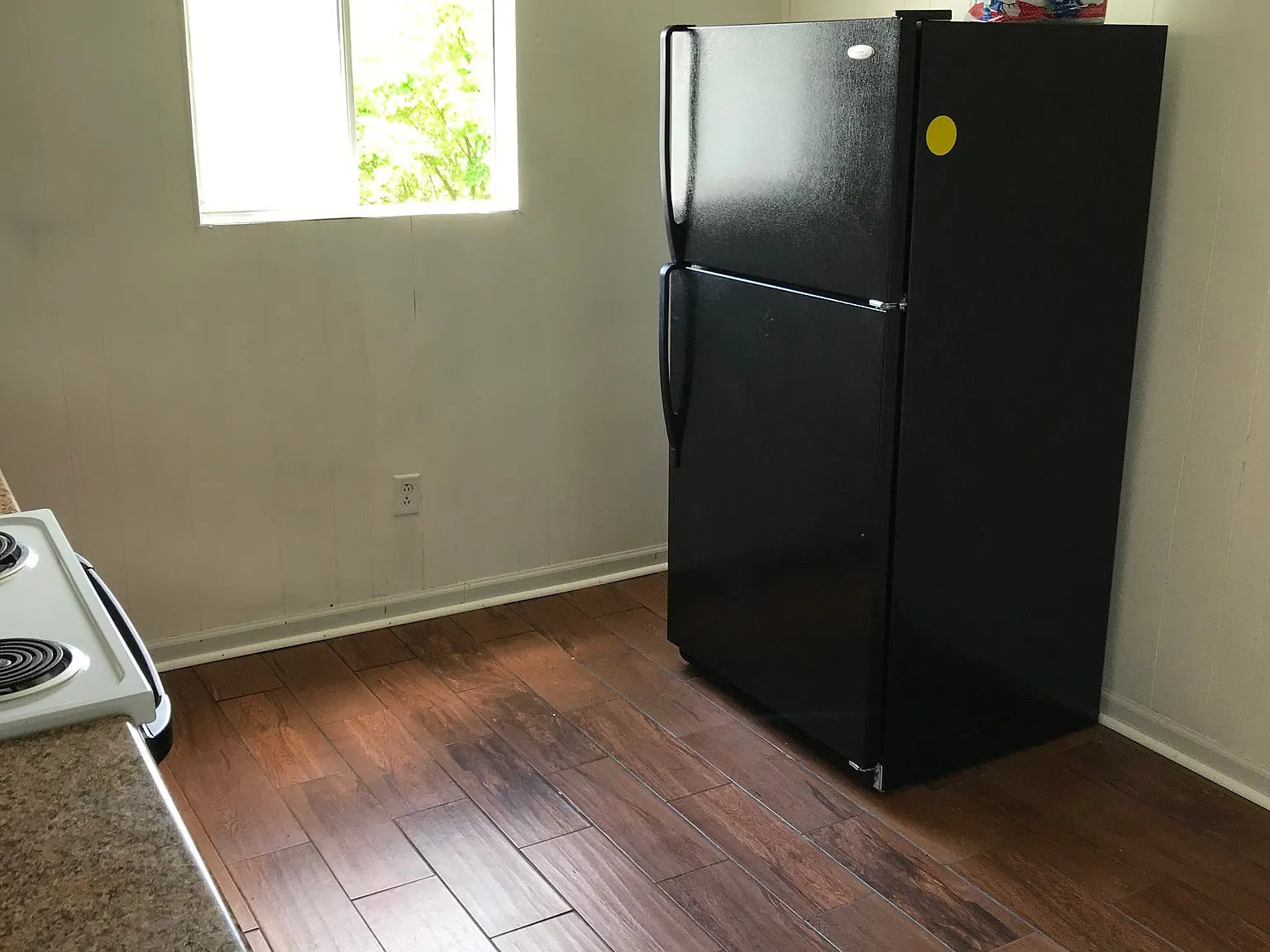 Fresh 2 Bedroom — Photo 3
