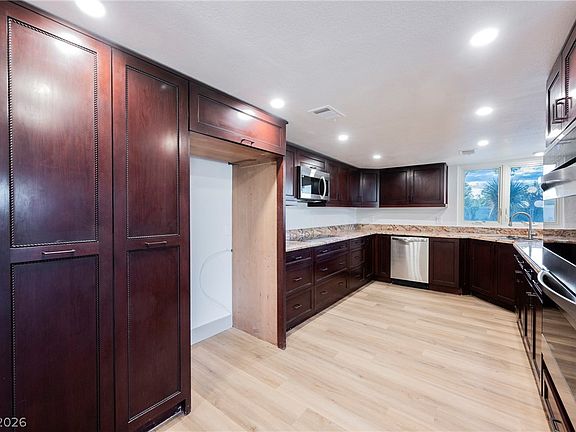 5th image of 4538 Carol Cir