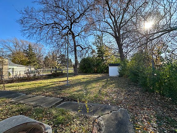 3rd image of 10961 Wellington St
