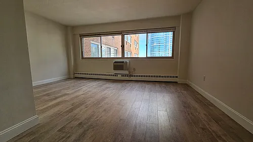 2101 Chestnut St Photo 1