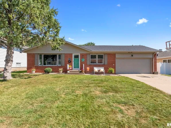2611 Fillmore Ln, Davenport, IA 52804
