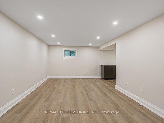 5th image of 1327 Royal Dr