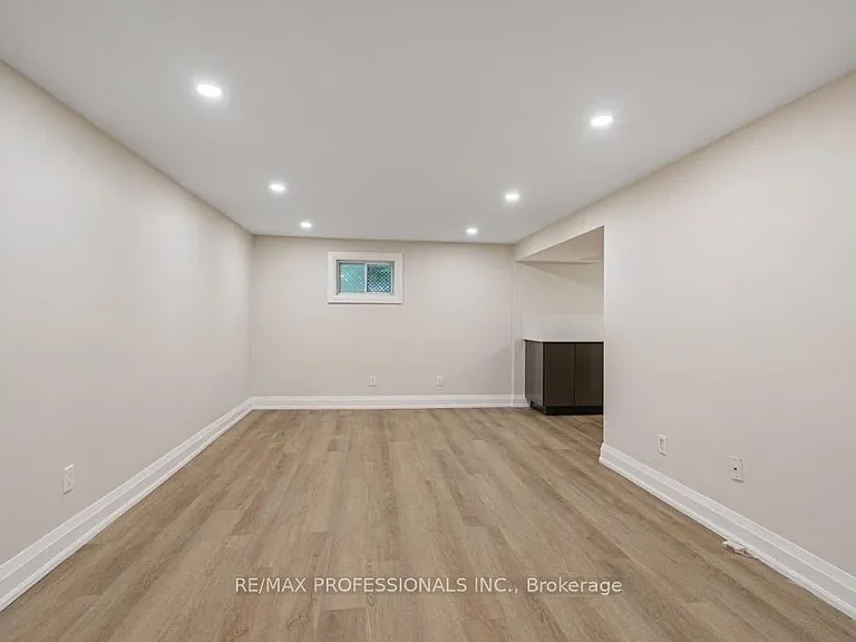 1327 Royal Dr #LOWER — Photo 5