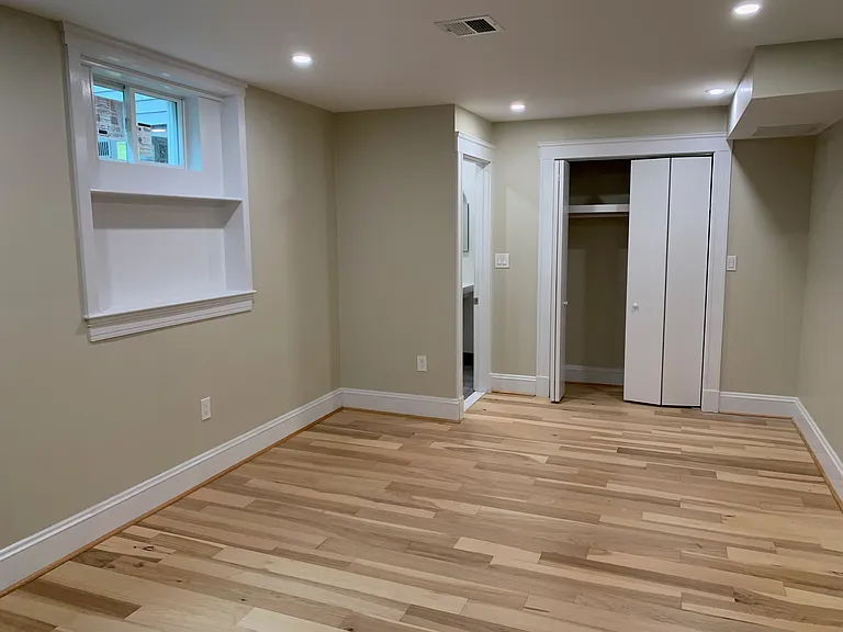 Main bedroom (on lower level)