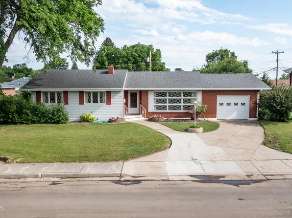 901 15th St NW, Mandan, ND 58554