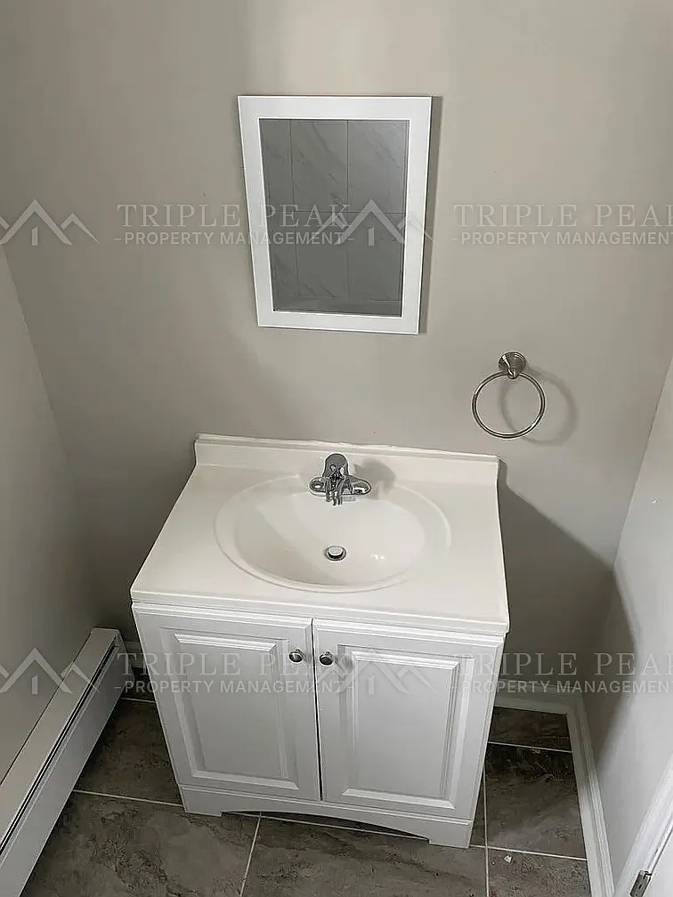 297 N Laurel St — Photo 4