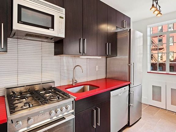 5th image of 43 Greenwich Ave APT 4