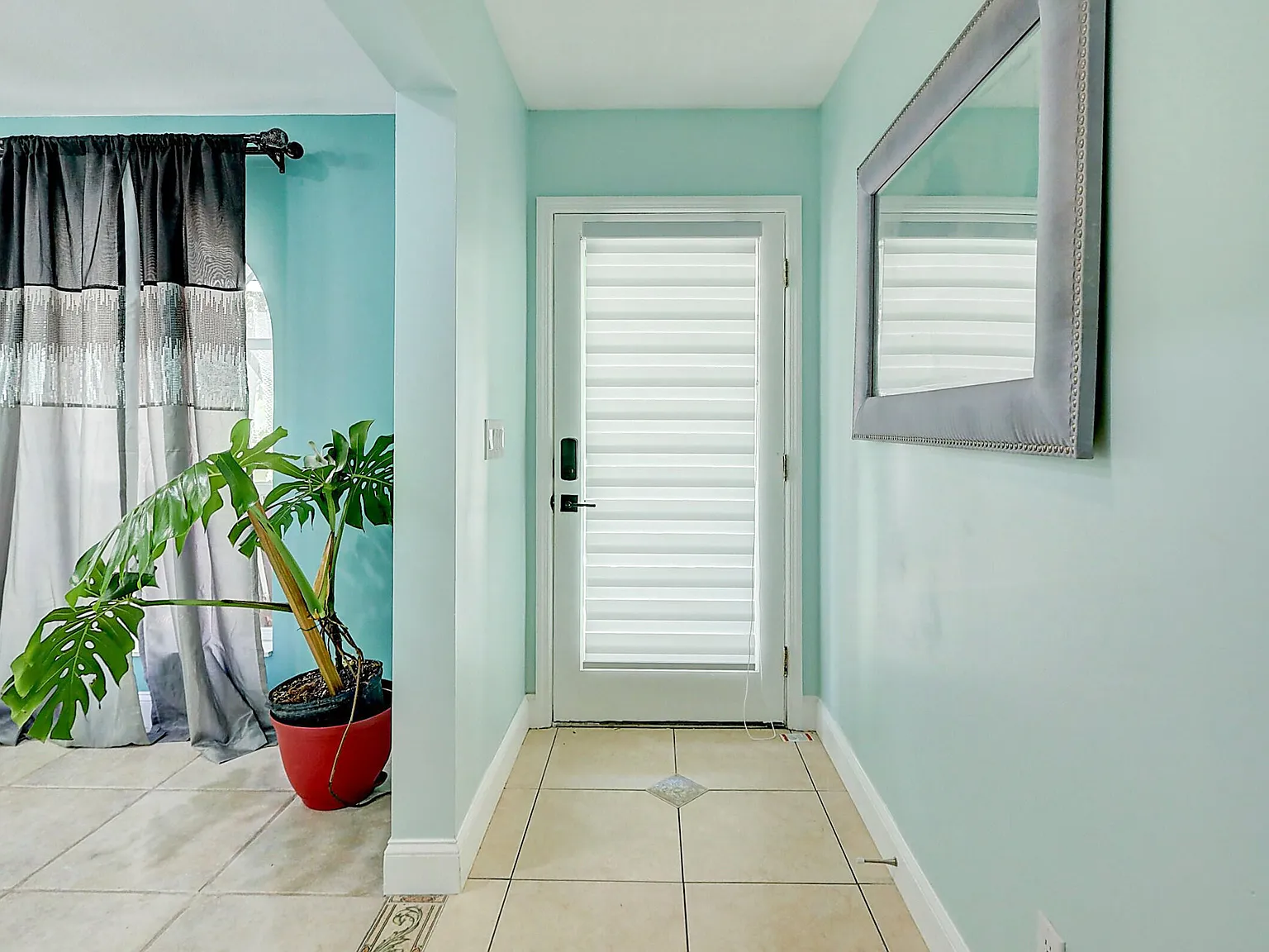 3 bed, 2.0 bath, 1951 sqft, $4,000 — Photo 4