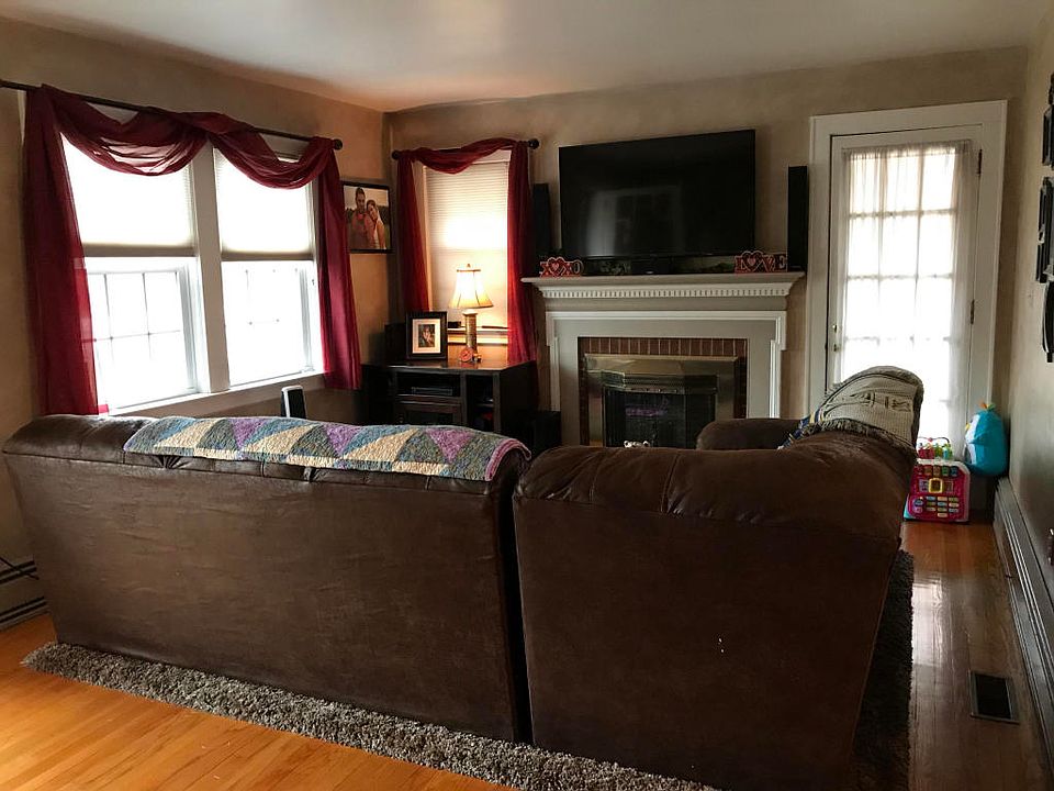 2nd image of 1012 Grace St
