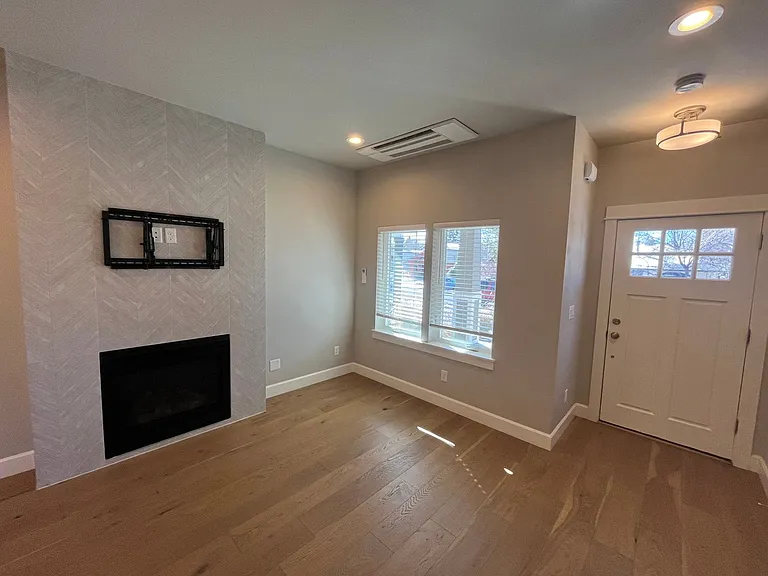 752 NW Ogden Ave — Photo 2