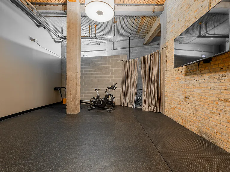 411 W Ontario St — Photo 26