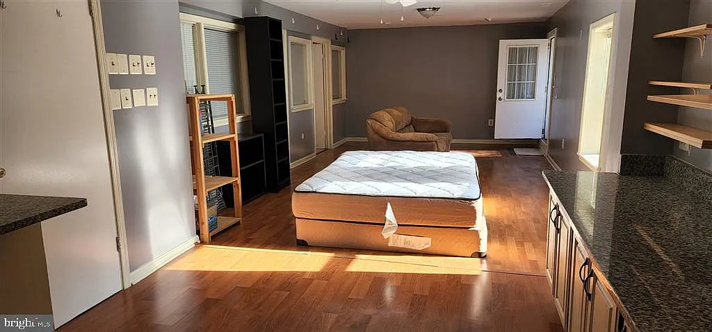 2 bed, 1.0 bath, 1000 sqft, $2,000 — Photo 2