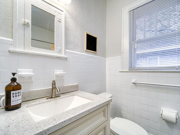 4th image of 2807 Park St