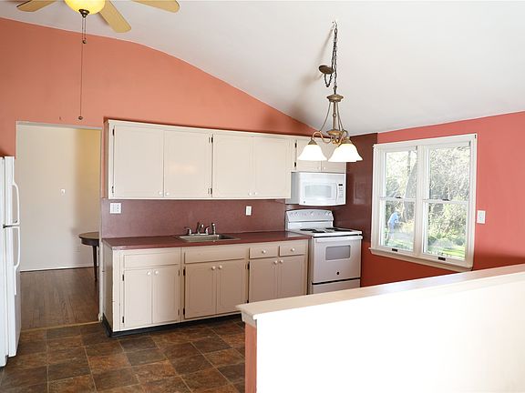 3rd image of 7 Regina Dr