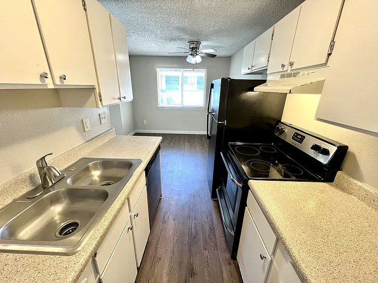 Bridgeporter Apartments — Photo 28