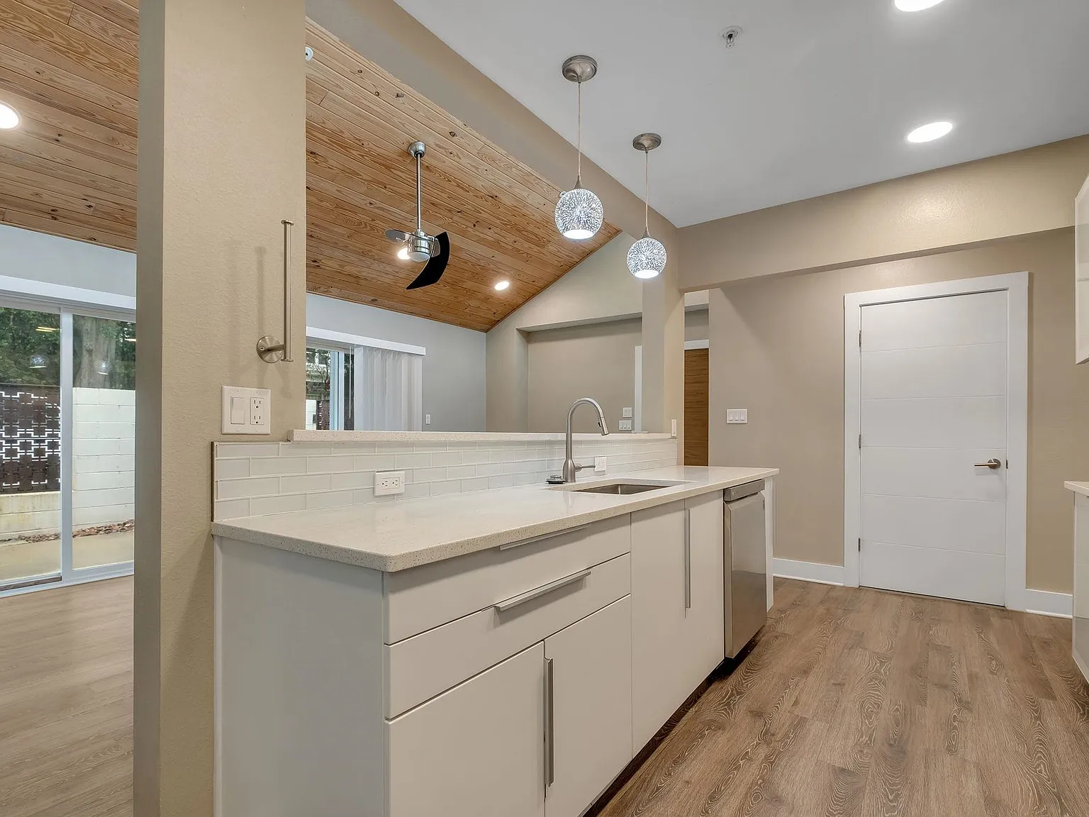 2 bed, 1100 sqft, $1,675 — Photo 4