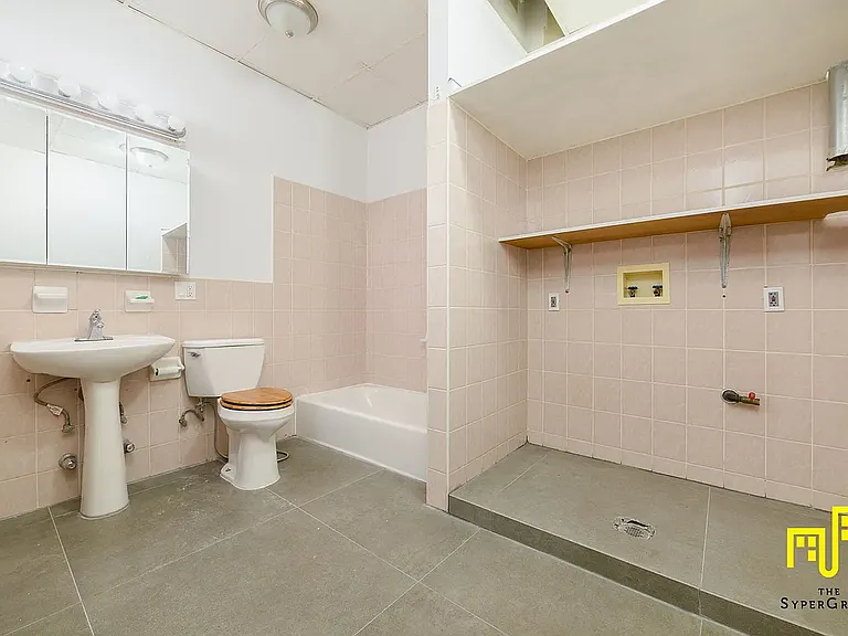222 25th St #108 — Photo 8