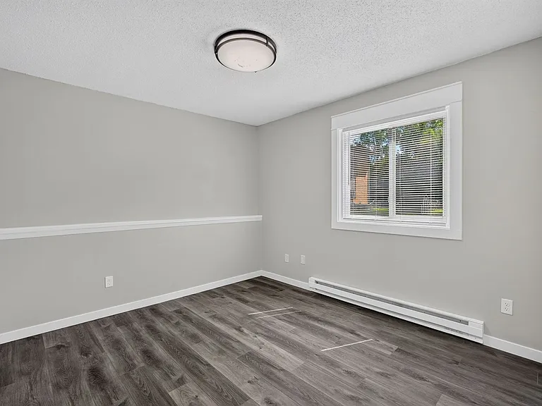 2bed 1 bath Unit in quiet Clive location — Photo 30