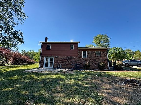 2nd image of 1020 Village Cir