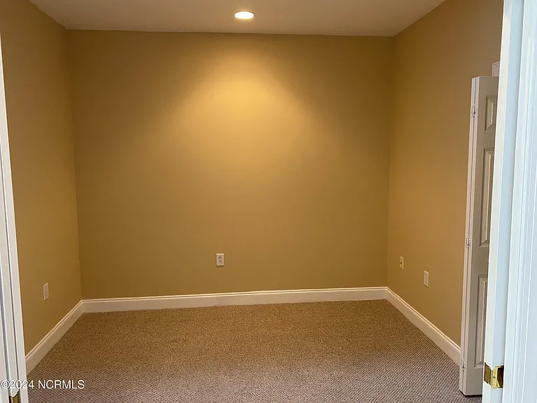 411 Avenshire Ct — Photo 9