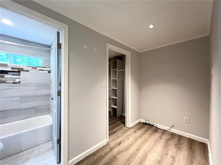 710 Creekwood Xing — Photo 15