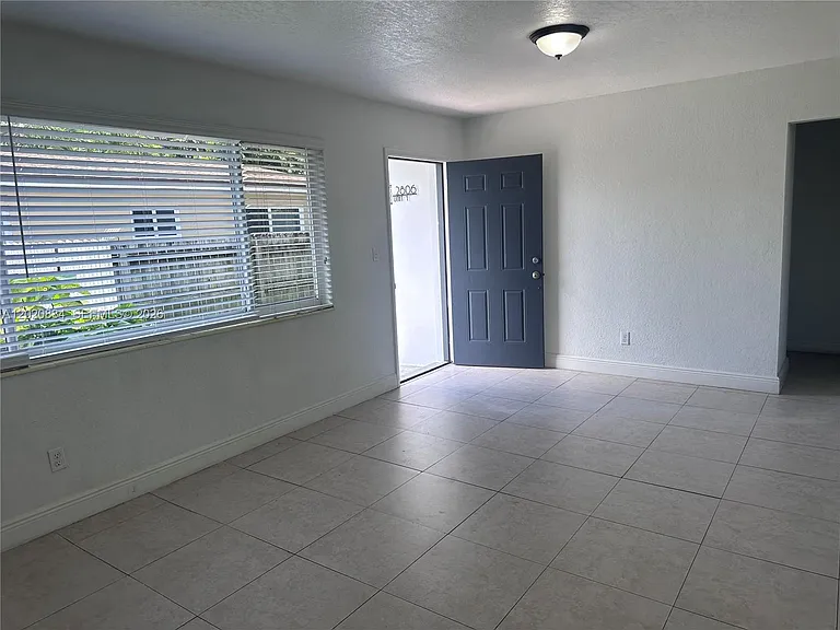 2806 SW 35th Ave #1 — Photo 6