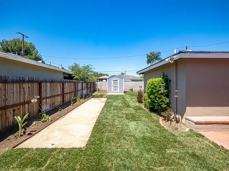 521 E Date St — Photo 34