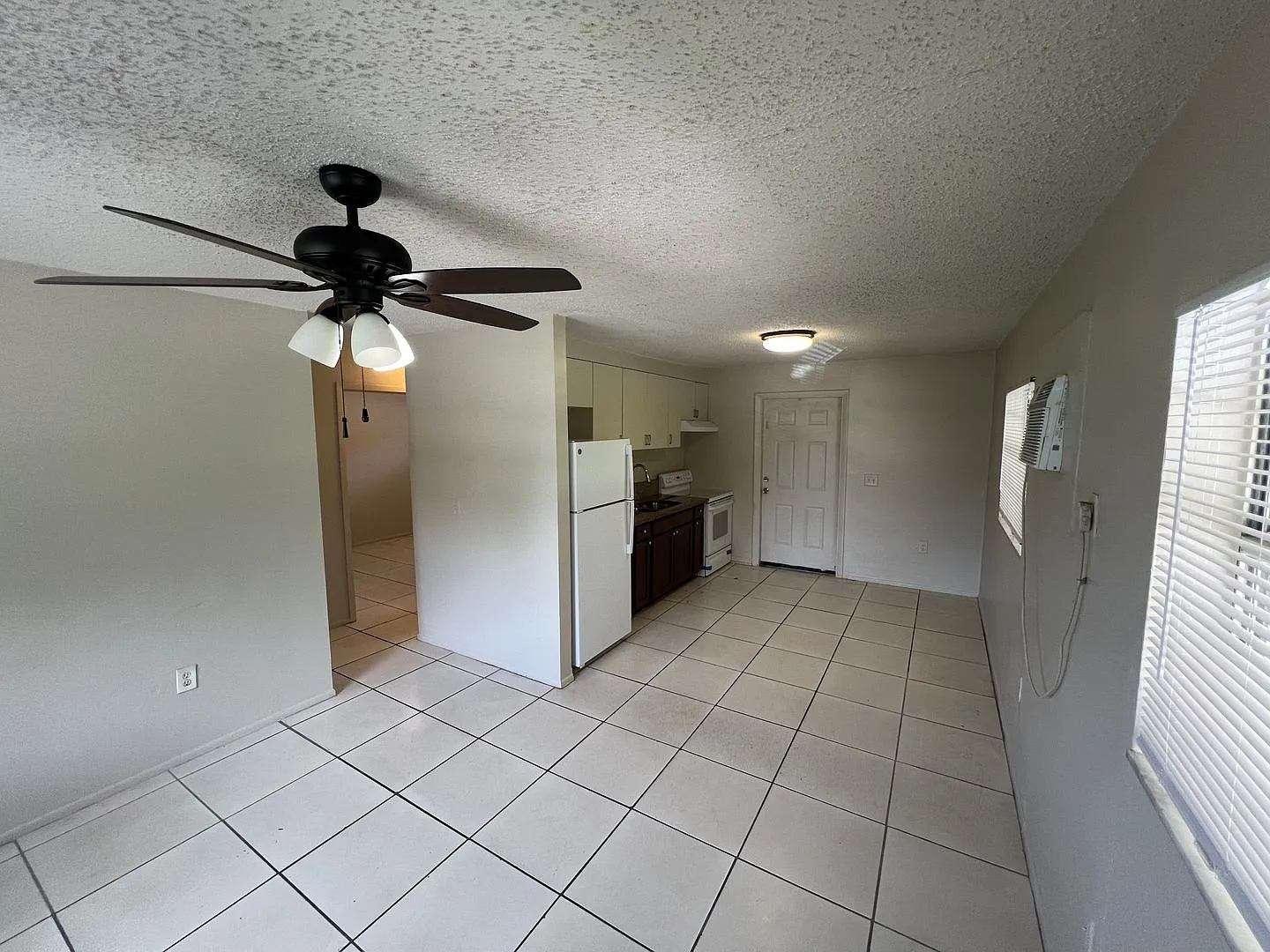 Fort Myers ** 2 Bed-1 Bath Unfurnished First Floor Apartment Available For A Long-Term Tenant ** ... — Photo 3