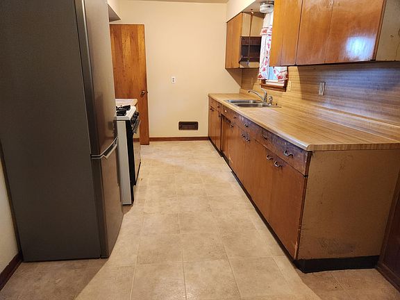 3rd image of 324 W College Dr