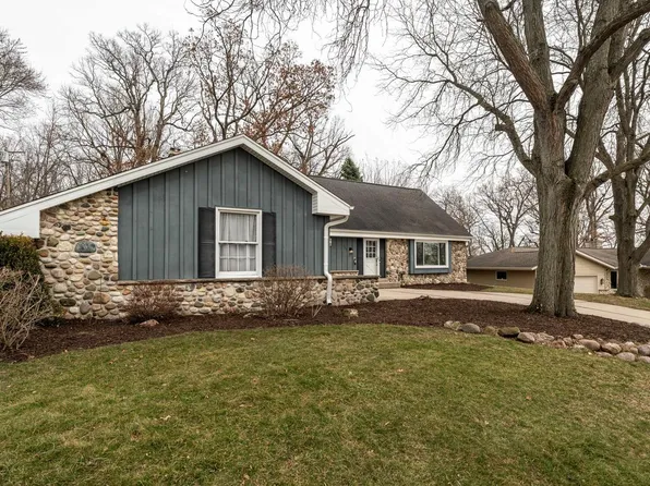 1205 Ayrshire LANE, Waukesha, WI 53186
