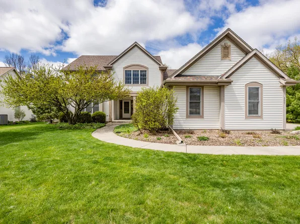 207 Woodlands Ct, Hartland, WI 53029