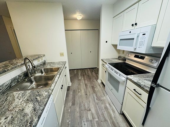4th image of 365 Beaver Kreek Ctr APT 6