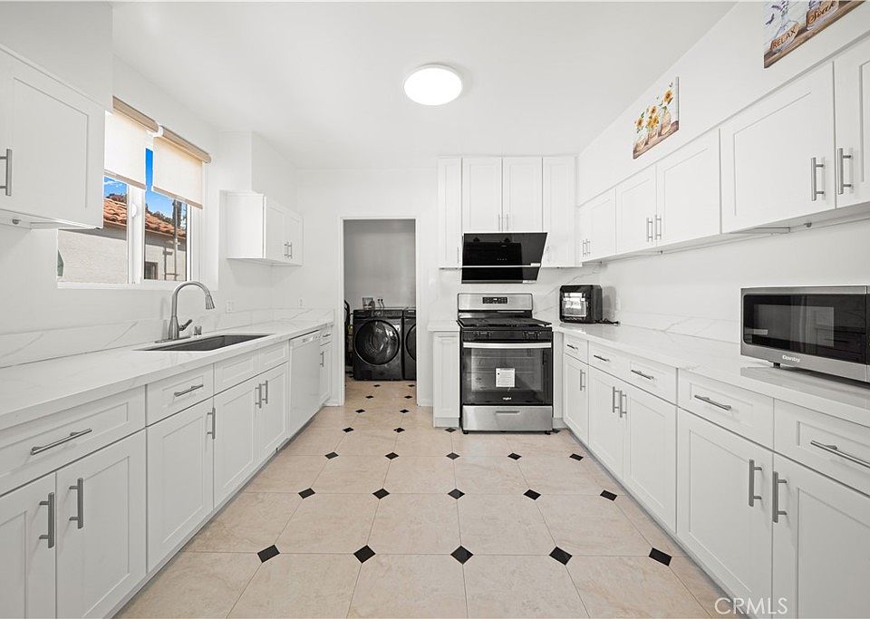 1st image of 590 N Daisy Ave