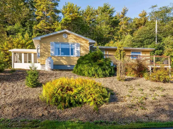 96 Silver Point Rd, Lunenburg, NS B0J 2E0