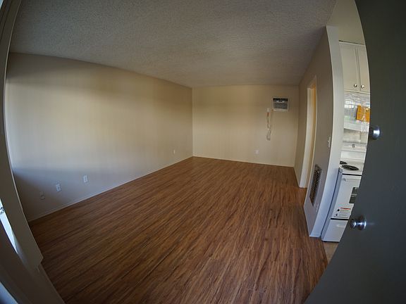 2nd image of 5541 Newcastle Ave