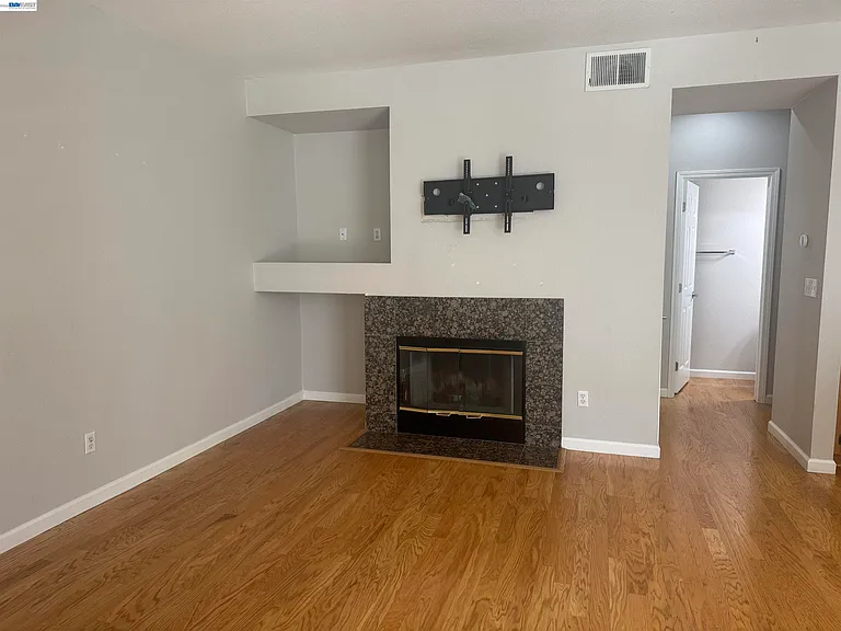3162 Golden Crest Cmn #3 — Photo 2